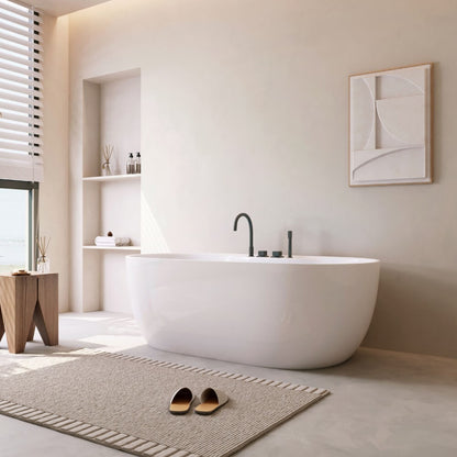 Freistehende Badewanne mit schwarzer Armatur - 170 x 80 cm