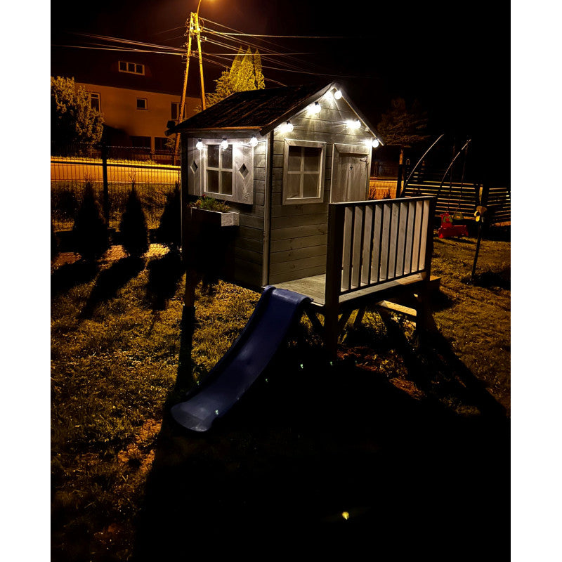 Spielhaus „Tobi Plus“ aus Holz – mit HDPE-Rutsche, Podest 57 cm, EN71/TÜV, 125×178×211 cm